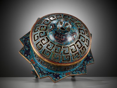 Lot 352 - A CLOISONNÉ ENAMEL ‘ELEPHANT’ TRIPOD BRAZIER AND COVER, QING DYNASTY