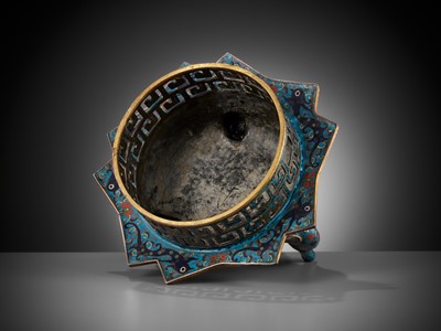 Lot 352 - A CLOISONNÉ ENAMEL ‘ELEPHANT’ TRIPOD BRAZIER AND COVER, QING DYNASTY