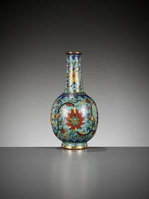 Lot 17 - AN IMPERIAL CLOISONNÉ ENAMEL ‘LOTUS’ BOTTLE VASE, QIANLONG FIVE-CHARACTER MARK AND OF THE PERIOD