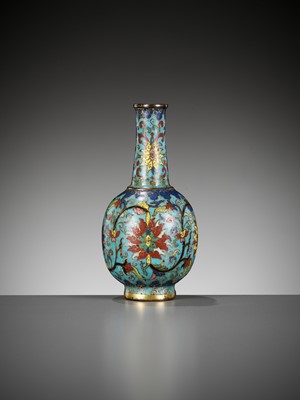 Lot 3 - AN IMPERIAL CLOISONNÉ ENAMEL ‘LOTUS’ BOTTLE VASE, QIANLONG FIVE-CHARACTER MARK AND OF THE PERIOD
