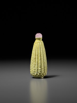 Lot 388 - A MOLDED AND YELLOW-GLAZED PORCELAIN ‘EAR OF CORN’ SNUFF BOTTLE, LATE QING TO REPUBLIC PERIOD