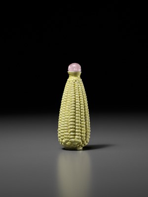 Lot 388 - A MOLDED AND YELLOW-GLAZED PORCELAIN ‘EAR OF CORN’ SNUFF BOTTLE, LATE QING TO REPUBLIC PERIOD