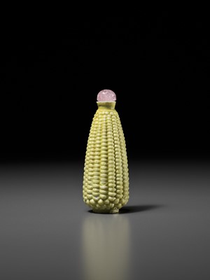 Lot 388 - A MOLDED AND YELLOW-GLAZED PORCELAIN ‘EAR OF CORN’ SNUFF BOTTLE, LATE QING TO REPUBLIC PERIOD