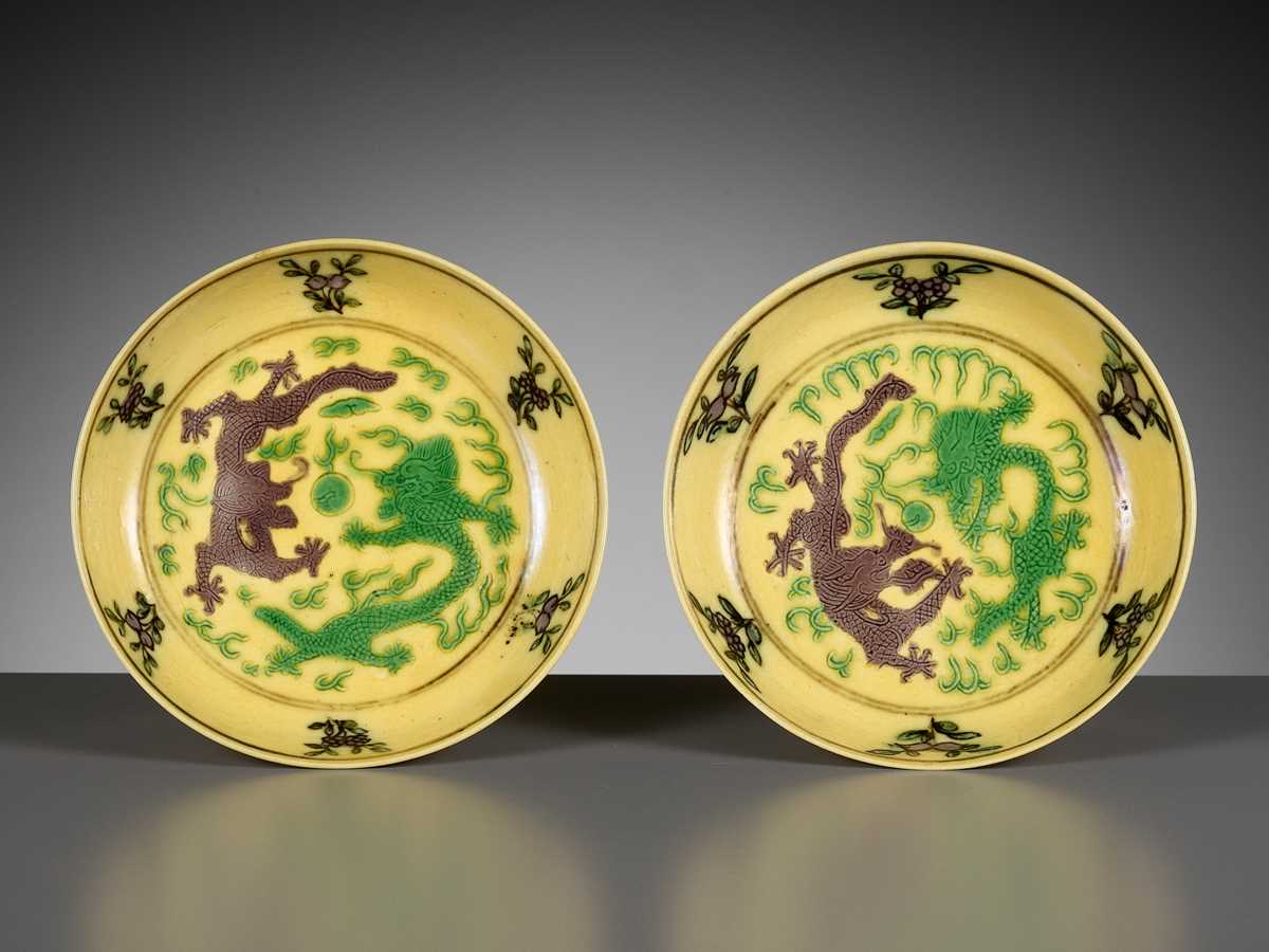Lot 274 - A PAIR OF YELLOW-GROUND GREEN AND AUBERGINE-ENAMELED 'DRAGON' DISHES, GUANGXU MARKS AND PERIOD
