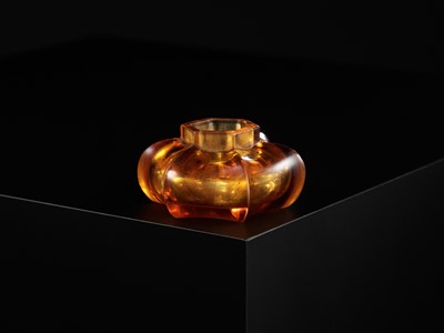 Lot 21 - A SMALL TRANSPARENT AMBER GLASS HEXAGONAL WASHER, JIAQING MARK AND PERIOD
