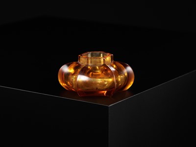 Lot 21 - A SMALL TRANSPARENT AMBER GLASS HEXAGONAL WASHER, JIAQING MARK AND PERIOD