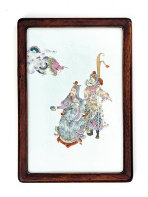 Lot 283 - A FAMILLE ROSE AND GILT-DECORATED ‘GUAN YU AND ZHANG FEI’ PLAQUE, LATE QING DYNASTY TO REPUBLIC PERIOD