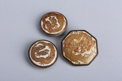 Lot 224 - A SET WITH TWO SATSUMA CERAMIC BELT BUCKLES AND A BROOCH, MEIJI