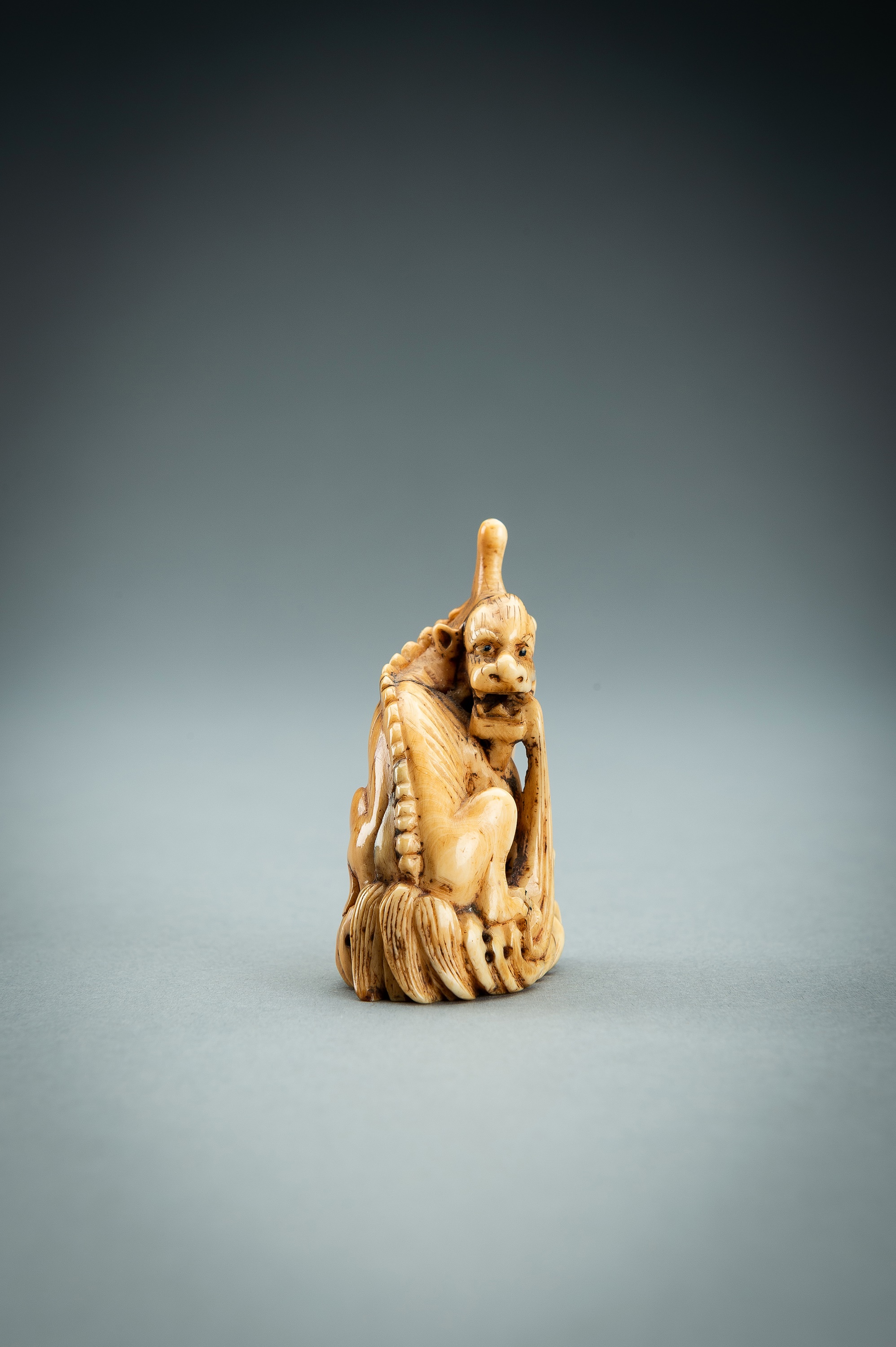 木製、人物像、六体セットです.、 Lot 710 - AN IVORY NETSUKE OF A MYTHICAL BEAST, EDO