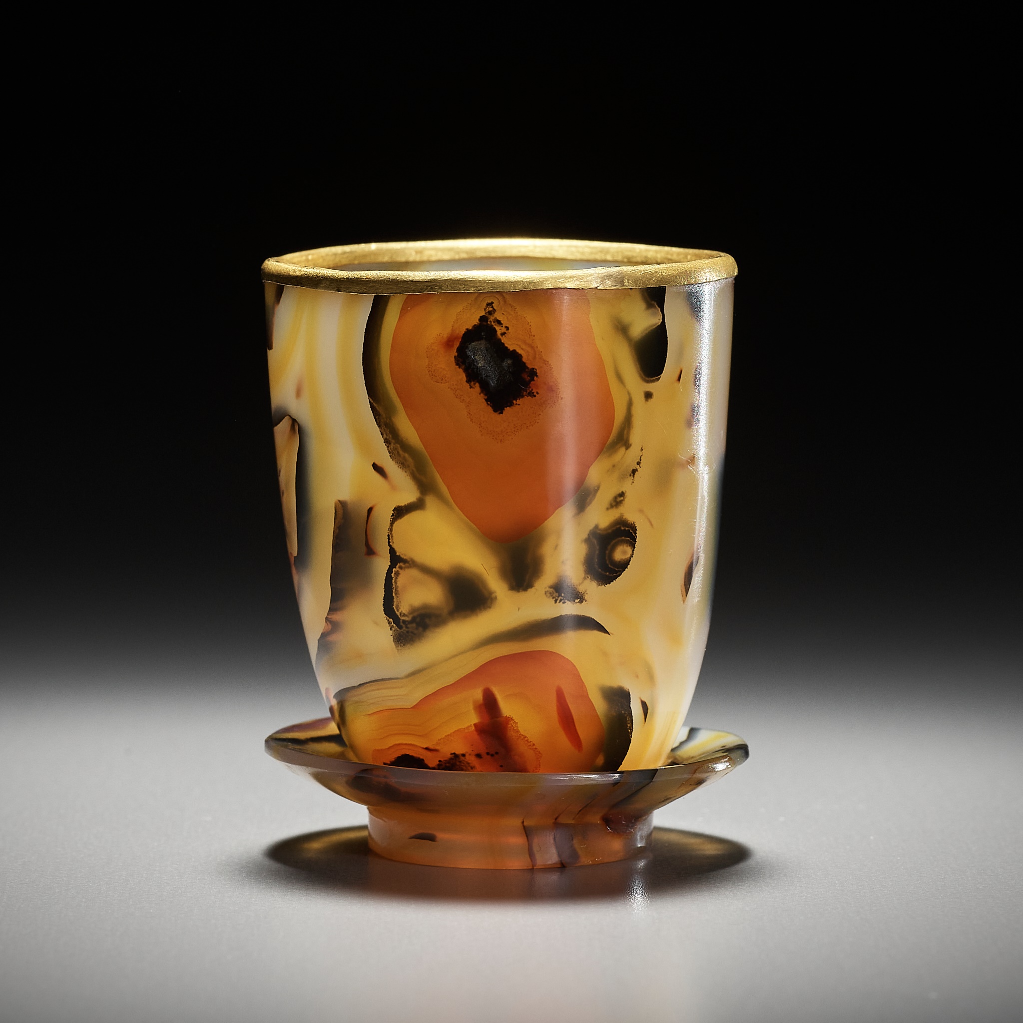Lot 129 - AN AGATE CUP AND MATCHING CUP STAND,
