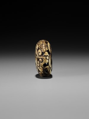 Lot 477 - A RARE ANTLER RYUSA MANJU NETSUKE OF A STYLIZED ‘BAT’ DRAGON