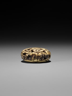 Lot 477 - A RARE ANTLER RYUSA MANJU NETSUKE OF A STYLIZED ‘BAT’ DRAGON