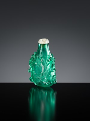 Lot 478 - AN EMERALD-GREEN BEIJING GLASS ‘CHILONG’ SNUFF BOTTLE, 1750-1820
