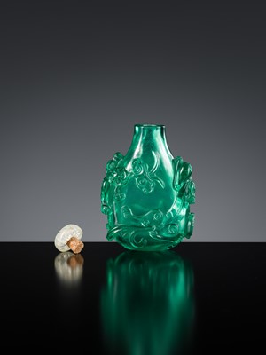 Lot 478 - AN EMERALD-GREEN BEIJING GLASS ‘CHILONG’ SNUFF BOTTLE, 1750-1820
