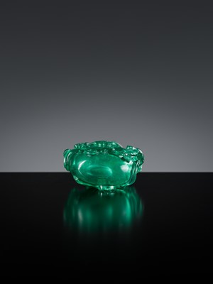 Lot 478 - AN EMERALD-GREEN BEIJING GLASS ‘CHILONG’ SNUFF BOTTLE, 1750-1820