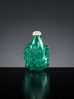 Lot 478 - AN EMERALD-GREEN BEIJING GLASS ‘CHILONG’ SNUFF BOTTLE, 1750-1820