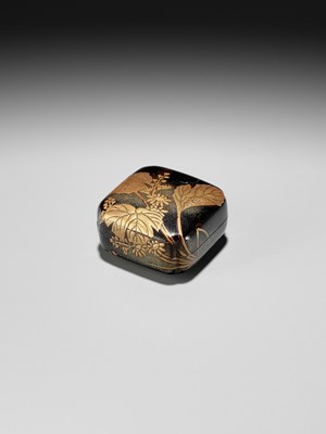 Lot 646 - A FINE LACQUER HAKO NETSUKE DEPICTING AUTUMNAL FLOWERS