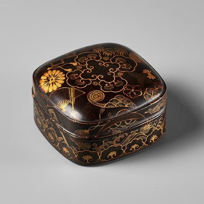 Lot 6 - A RARE BLACK AND GOLD LACQUERED BOX AND COVER WITH TAKARAMONO