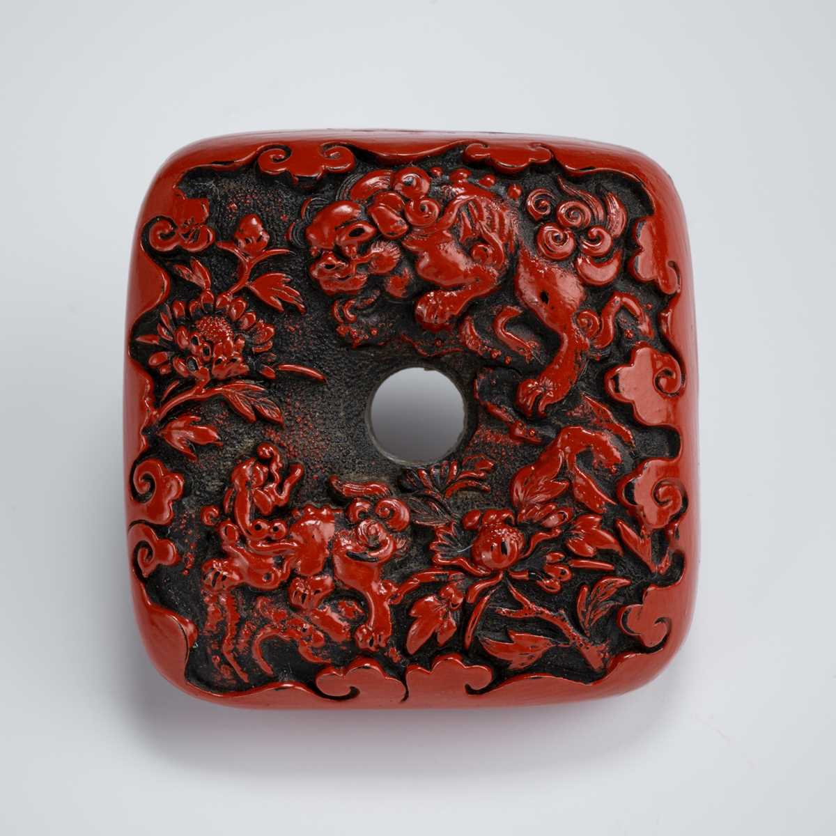 Lot 411 - A FINE TSUISHU LACQUER MANJU NETSUKE DEPICTING SHISHI NO SAKA OTOSHI