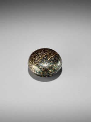 Lot 337 - A RARE SOMADA-STYLE MOTHER-OF-PEARL INLAID LACQUER MANJU NETSUKE