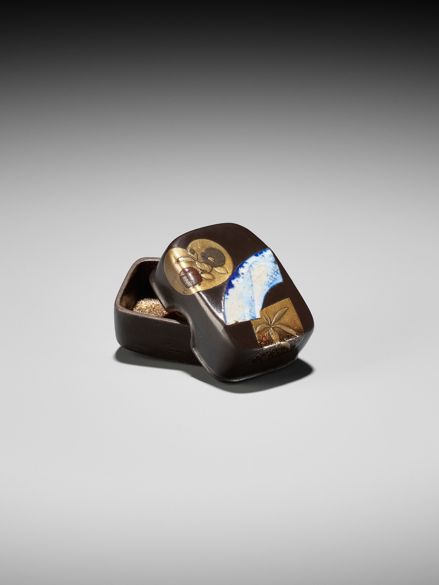 Lot 344 - A RARE LACQUER AND CERAMIC HAKO NETSUKE WITH