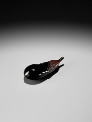 Lot 338 - A FINE ROIRO LACQUER WOOD NETSUKE OF AN EGGPLANT (NASUBI)