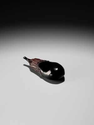 Lot 338 - A FINE ROIRO LACQUER WOOD NETSUKE OF AN EGGPLANT (NASUBI)