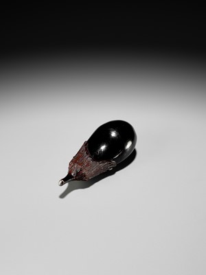 Lot 338 - A FINE ROIRO LACQUER WOOD NETSUKE OF AN EGGPLANT (NASUBI)