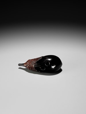 Lot 338 - A FINE ROIRO LACQUER WOOD NETSUKE OF AN EGGPLANT (NASUBI)