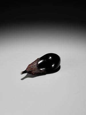 Lot 338 - A FINE ROIRO LACQUER WOOD NETSUKE OF AN EGGPLANT (NASUBI)