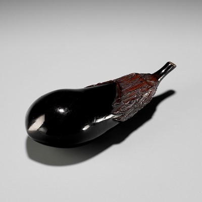 Lot 338 - A FINE ROIRO LACQUER WOOD NETSUKE OF AN EGGPLANT (NASUBI)