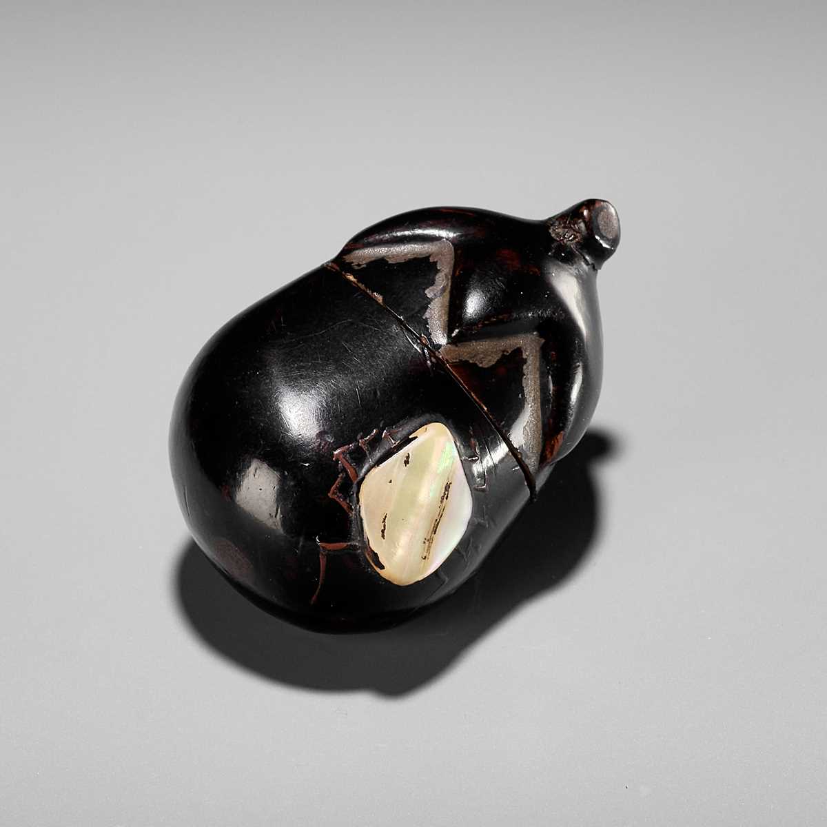 Lot 379 - A RARE LACQUER HAKO NETSUKE OF AN EGGPLANT (NASUBI)