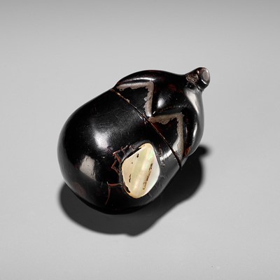 Lot 379 - A RARE LACQUER HAKO NETSUKE OF AN EGGPLANT (NASUBI)