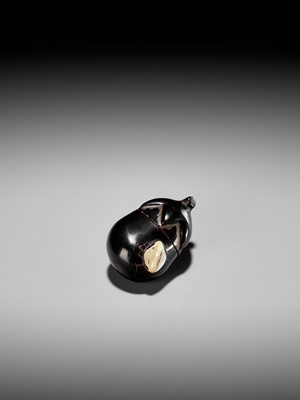Lot 379 - A RARE LACQUER HAKO NETSUKE OF AN EGGPLANT (NASUBI)