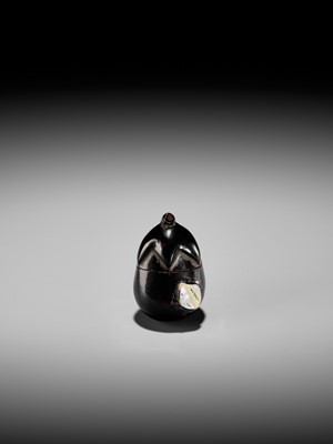 Lot 379 - A RARE LACQUER HAKO NETSUKE OF AN EGGPLANT (NASUBI)