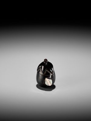 Lot 379 - A RARE LACQUER HAKO NETSUKE OF AN EGGPLANT (NASUBI)