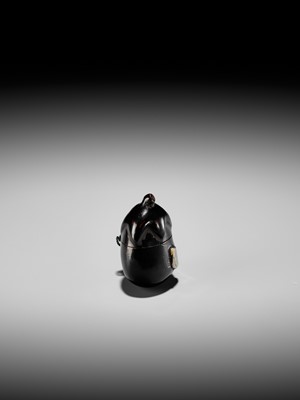 Lot 379 - A RARE LACQUER HAKO NETSUKE OF AN EGGPLANT (NASUBI)