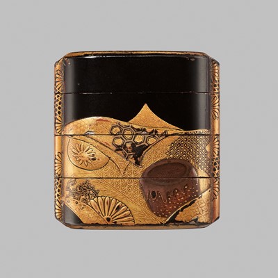 Lot 11 - AN EARLY THREE-CASE LACQUER INRO WITH TEA CEREMONY UTENSILS (CHADOGU)