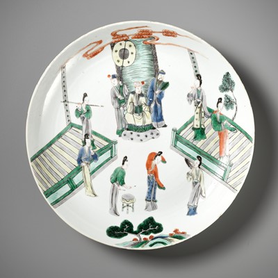 Lot 191 - A FAMILLE VERTE ‘ELEGANT BEAUTIES’ DISH, KANGXI MARK AND PERIOD