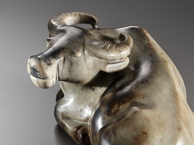 Lot 25 - A LARGE GRAY AND BLACK JADE FIGURE OF A WATER BUFFALO, LATE MING TO EARLY QING DYNASTY