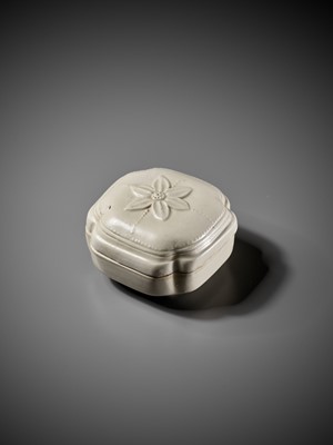 Lot 164 - AN UNUSUAL LOBED DING WARE ‘HIBISCUS’ BOX AND COVER, NORTHERN SONG TO JIN DYNASTY