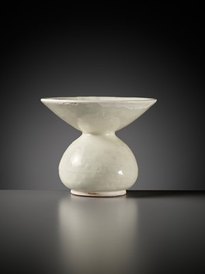 Lot 70 - A WHITE-GLAZED XING ZHADOU, LATE TANG DYNASTY TO FIVE DYNASTIES PERIOD