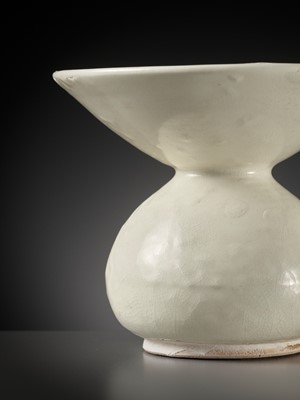 Lot 70 - A WHITE-GLAZED XING ZHADOU, LATE TANG DYNASTY TO FIVE DYNASTIES PERIOD