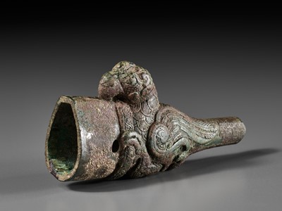 Lot 593 - A FINELY INCISED BRONZE ‘BIRD’ FERRULE, EASTERN ZHOU DYNASTY