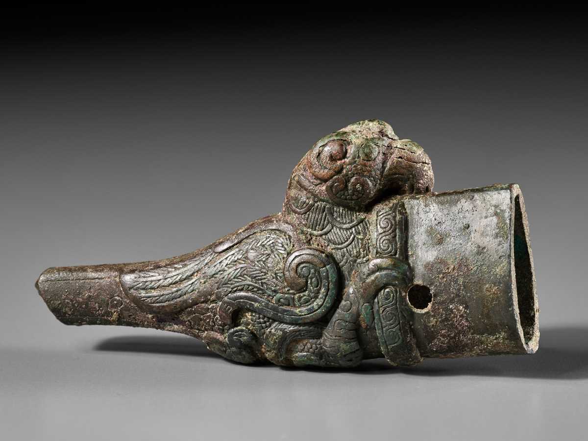 Lot 593 - A FINELY INCISED BRONZE ‘BIRD’ FERRULE, EASTERN ZHOU DYNASTY