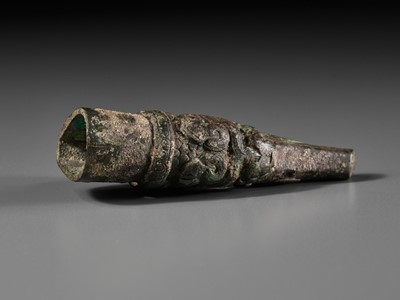 Lot 593 - A FINELY INCISED BRONZE ‘BIRD’ FERRULE, EASTERN ZHOU DYNASTY
