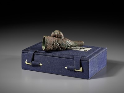 Lot 593 - A FINELY INCISED BRONZE ‘BIRD’ FERRULE, EASTERN ZHOU DYNASTY
