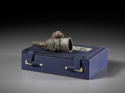 Lot 593 - A FINELY INCISED BRONZE ‘BIRD’ FERRULE, EASTERN ZHOU DYNASTY