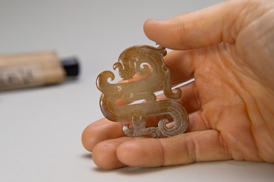 Lot 836 - A JADE ‘CHILONG’ PENDANT, EASTERN ZHOU DYNASTY