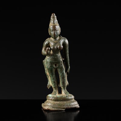 Lot 214 - A SMALL BRONZE FIGURE OF PARVATI